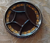 Vintafe keramički tanjuri za posluživanje i priborom za jelo