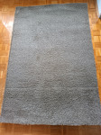 Čupavi tepih sive boje