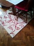 Ručno tkani tepih sa krasnom šarom