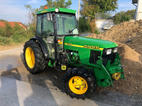 JOHN DEERE 5510 N - VOĆAR * PUNO OPREME *