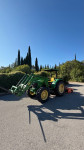 Traktor John Deere 5075 E i pripadajući strojevi.
