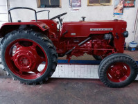 Traktor McCormick 324