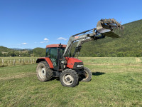 Traktor s prednjim utovarivačem, Case MX90C.