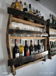 zidne police od drvenih bačvi, police za čaše i boce