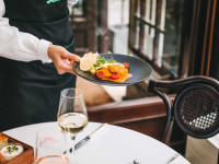 Restoran na Krku traži konobara za sezonu 2026 (m/ž)