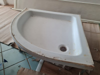 Prodajem ispravnu tuš kadu sa oblogom i nogicama 80x80cm