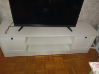 Bijela komoda za TV