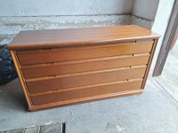 Kvalitetna drvena komoda (ladičar) – Mid-century stil