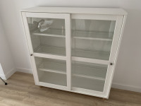 potpuno nova bijela Ikea drvena vitrina HAVSTA