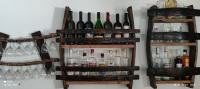 retro police od drvenih bačvi za flaše / boce i čase
