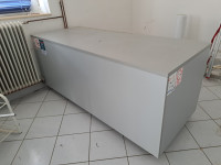 Krojački stol, trgovački pult i 3 izložbena stalka