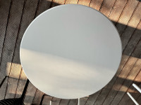 Stolovi s postoljem, Škerjanc