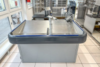 Blagajnički pult sa trakom