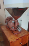 Profesionalni mlin za kavu s inox usipnikom ugrađen u drveni element