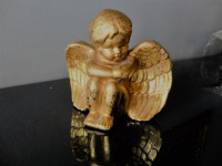 Anđeo sa prekrasnim velikim krilima, figurica zlatne boje