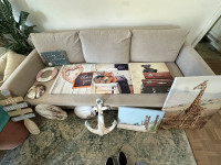 Kolekcija ukrasa za dom – bric-a-brac (slike na platnu, natpisi, sidro
