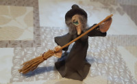 Vještica s metlom - figura od gline - UNIKAT