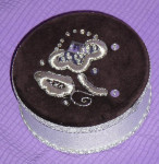 Kutija ukrašena zlatovezom - ručni rad - cijena 10EU