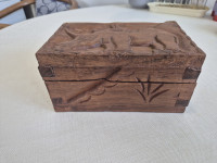 Ručno rezbarena drvena kutija