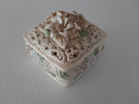 Ukrasna kutija, keramička, s cvjetićima, za nakit