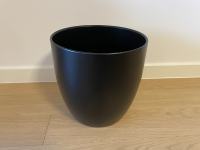 Crna keramička tegla - visina: 31,3 cm, širina: 31,3 cm *NEKORIŠTENO*