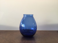 Plava staklena vaza