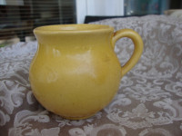 Žuta vazica s ručkom