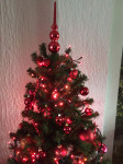 Božićno drvce s ukrasima, stalkom  i lampicama