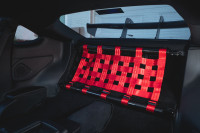 Crveni pojasevi za auto