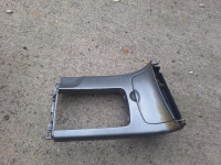 pepeljara mazda 6 2003g. s plastikom oko mjenjaca