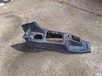 peugeot 206 plastika izmedu sjedala