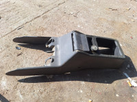 plastika oko mjenjaca sjedala renault clio 1 97g.