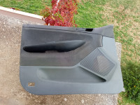 Škoda Fabia -oplate prednjih vrata s podizačima.