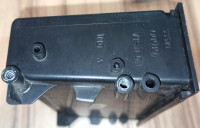 Yaris - polica za odlaganje (sred. konzola / radio)