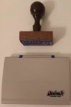 Metalna kutija s jastučićem i drvenim datumarom za primitak dokumenata