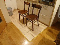 Stare drvene stolice, rustikalni stil