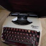 Stari pisaći stroj Olympia