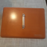 Stolni drveni držač kalendara/bilješki