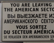 YOU ARE LEAVING THE AMERICAN SECTOR US ARMY mali magnetić iz Berlina.