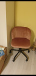 Uredska fotelja Andrea roza, 40 €