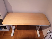 BEKANT Radni stol, bijelo bajcani hrastov furnir/bijela, 140x60 cm