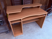 Drveni stol za računalo