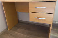 Hitno prodajem radni stol sa dvije ladice