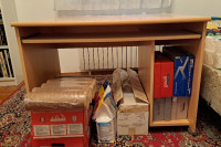 Radni stol s policom za tastaturu