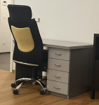 Sivi radni stol i crna uredska fotelja