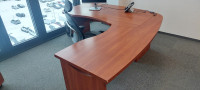 Veliki masivni stol u "L" a može se koristiti i klasičnom prodajem