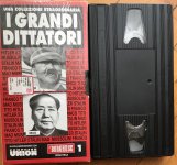 VHS talijanski dokumentarac o diktatorima: Hitler i Mao / iz 1998.