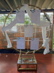 Zlatni metalni krug - stalak za raspored sjedenja na vjenčanju