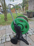 Kolica sa crijevom za zalijevanje