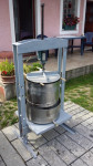 Inox preša za grožđe, voće, povrće, čvarke i sl.